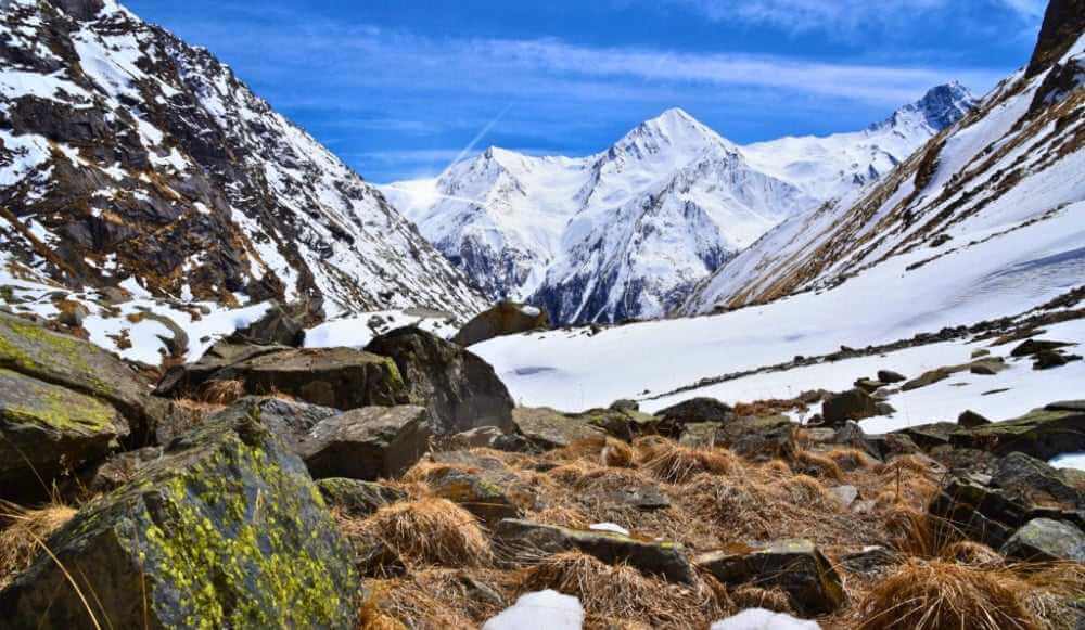 Har Ki Dun trek is the best mix of ancient culture, treks in the Himalayas and mountain beauty. 