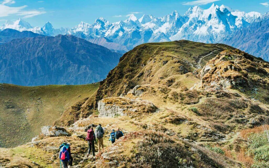 Let's take a walk in this extremely beautiful Phulara Ridge tail, that connects Kedarkantha summit to the range behind Taluka village thats treks in the Himalayas.